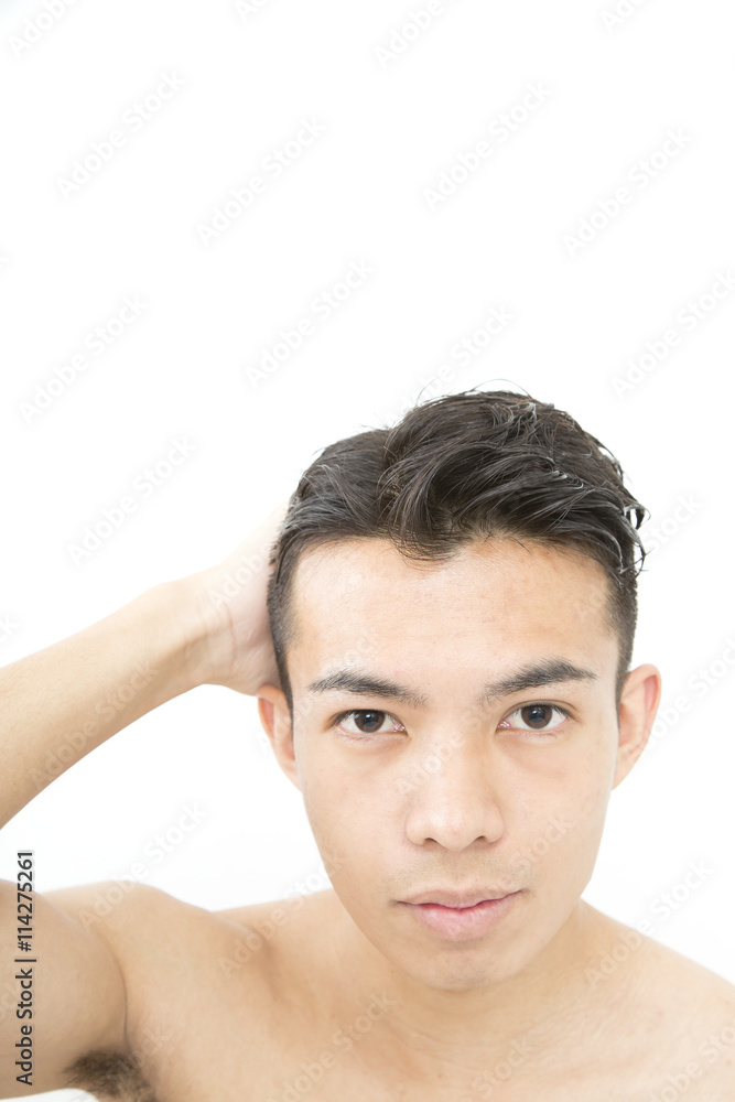 Obraz premium メンズビューティ 鏡を見るイメージ 汎用 白バック カメラ目線