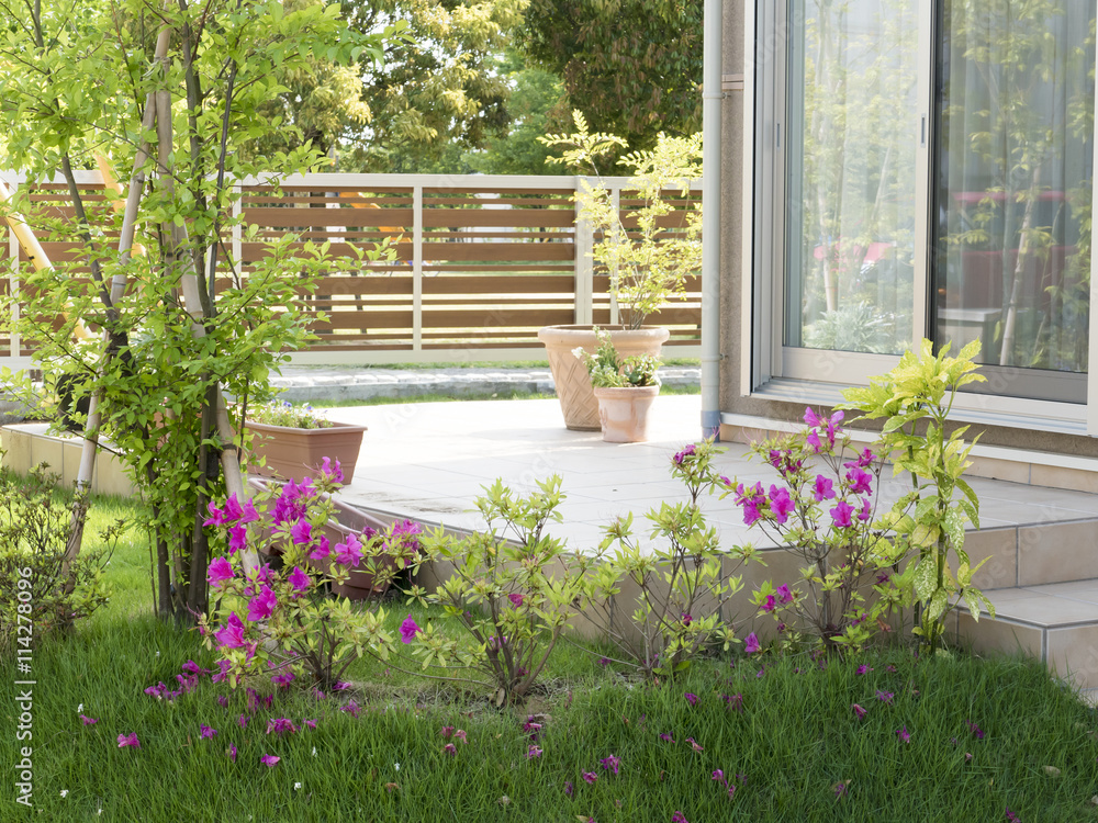 住宅 新築住宅 庭 植栽 テラス イメージ 緑 花 芝生 Stock Photo Adobe Stock