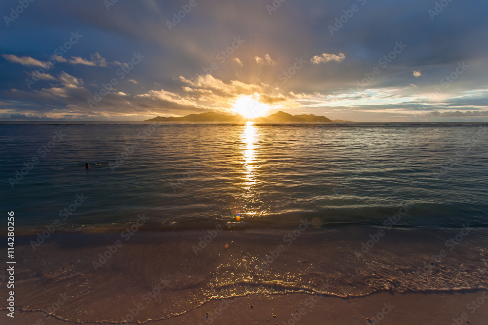 coucher de soleil derrière Praslin, vue de la Digue, Seychelles coucher de soleil derrière Praslin, vue de la Digue, Seychelles