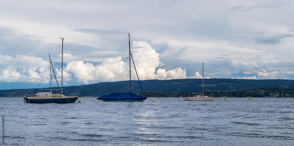 Segelboote im Sommer auf dem Bodensee mit schöner Wolkenstimmung 
