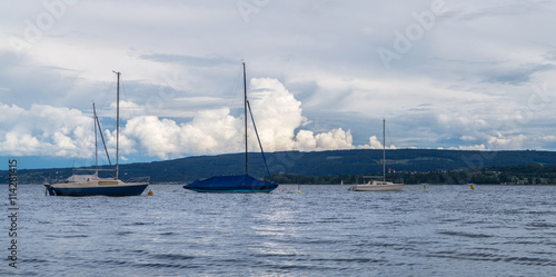 Segelboote im Sommer auf dem Bodensee mit schöner Wolkenstimmung 