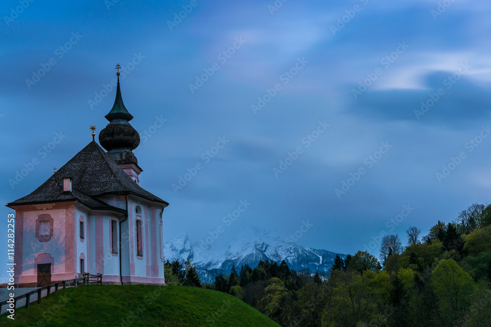 Wallfahrtskirche Maria Gern und Watzmann am Abend, Berchtesgadener Land in Deutschland