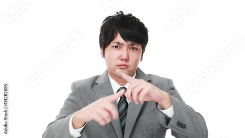 禁止の意思表示をするビジネスマン