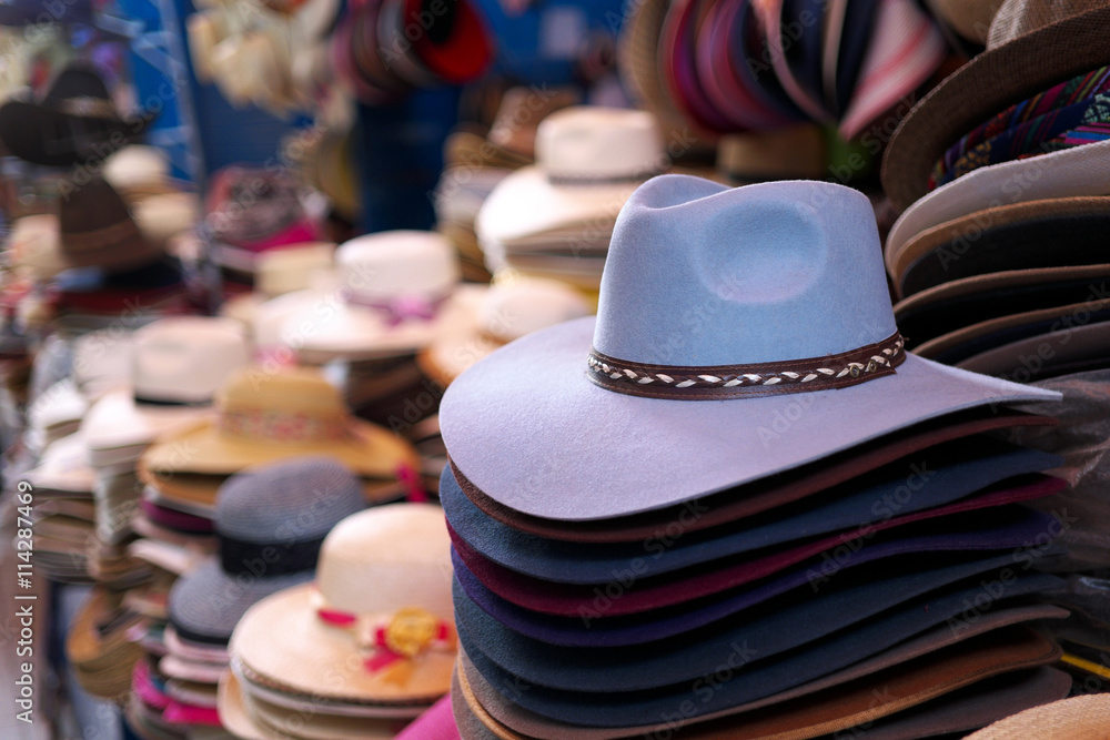 Peruanische Hüte im San Camilo- Markt, Arequipa