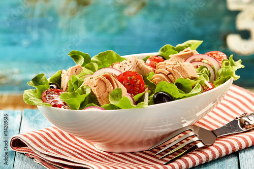 Foto Delicious tuna fish salad in bowl with fork