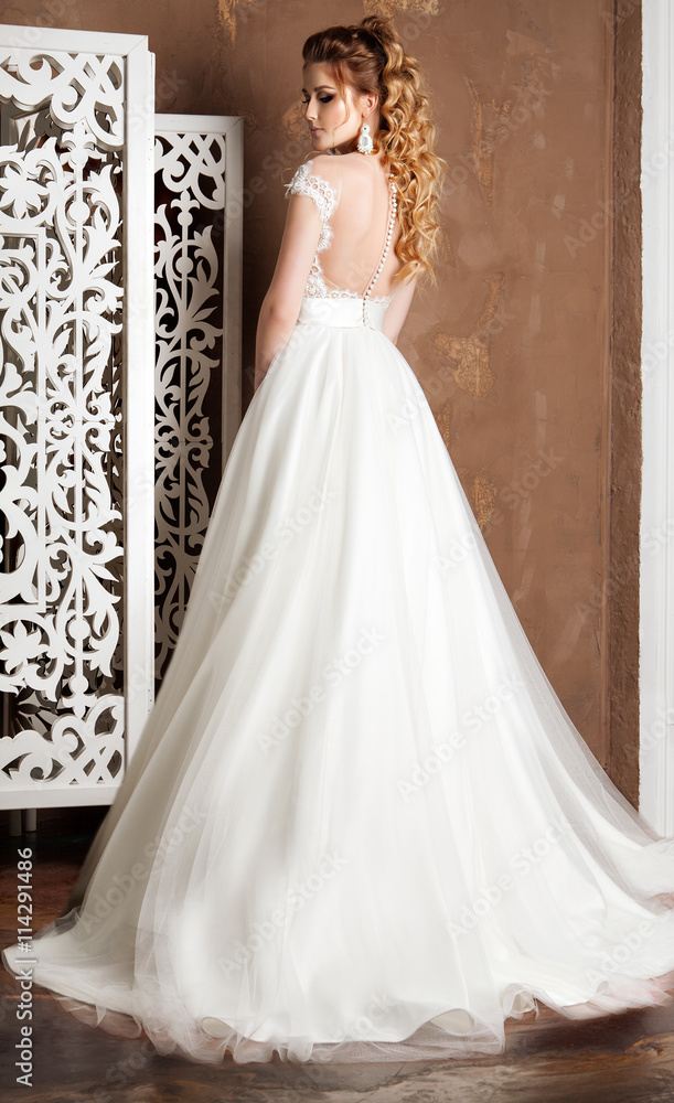 Fototapeta premium beautiful young bride