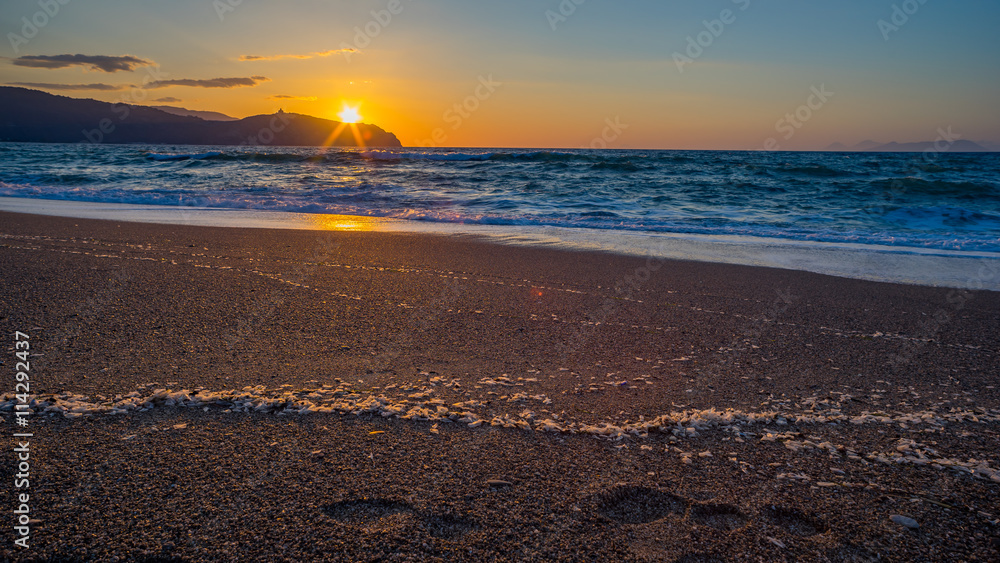 Obraz premium Sunrise at Tinderi beach with foodprints in the sand