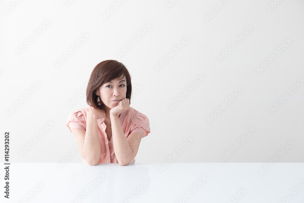 ミドル女性・テーブル(白バック)