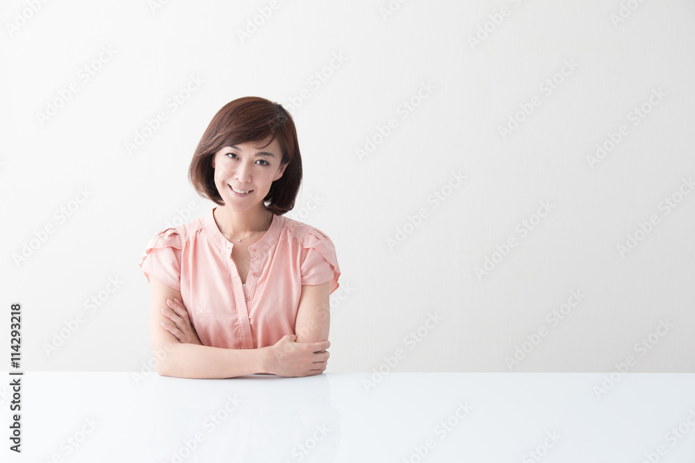 ミドル女性・テーブル(白バック)