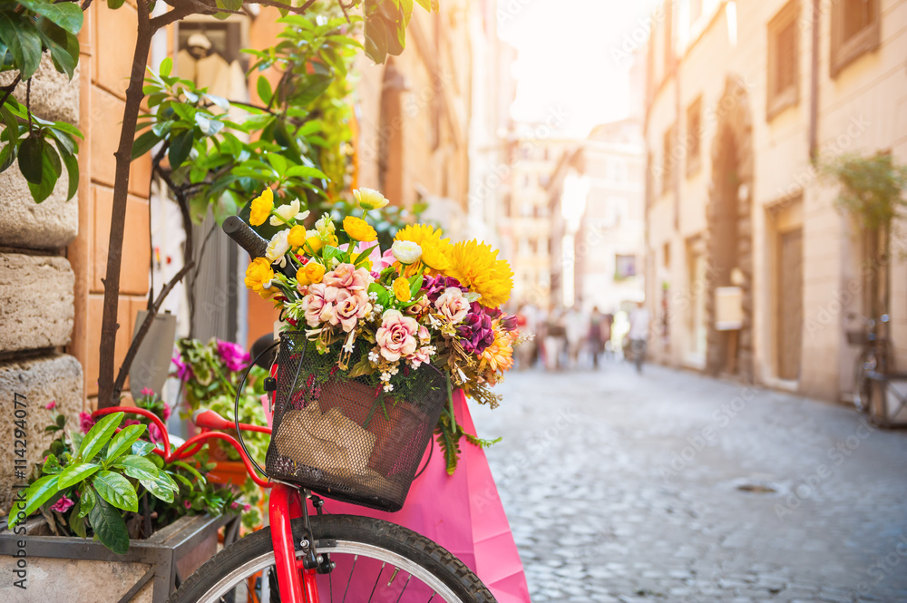 Obraz premium Rower z kwiatami w starej ulicie w Rzym, Włochy