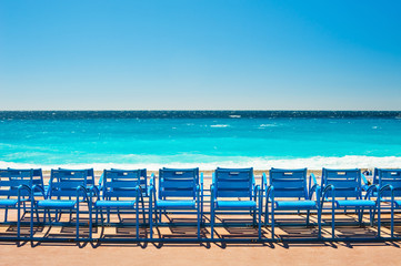 Fotobehang Nice Blauwe stoelen op Promenade des Anglais  © smallredgirl