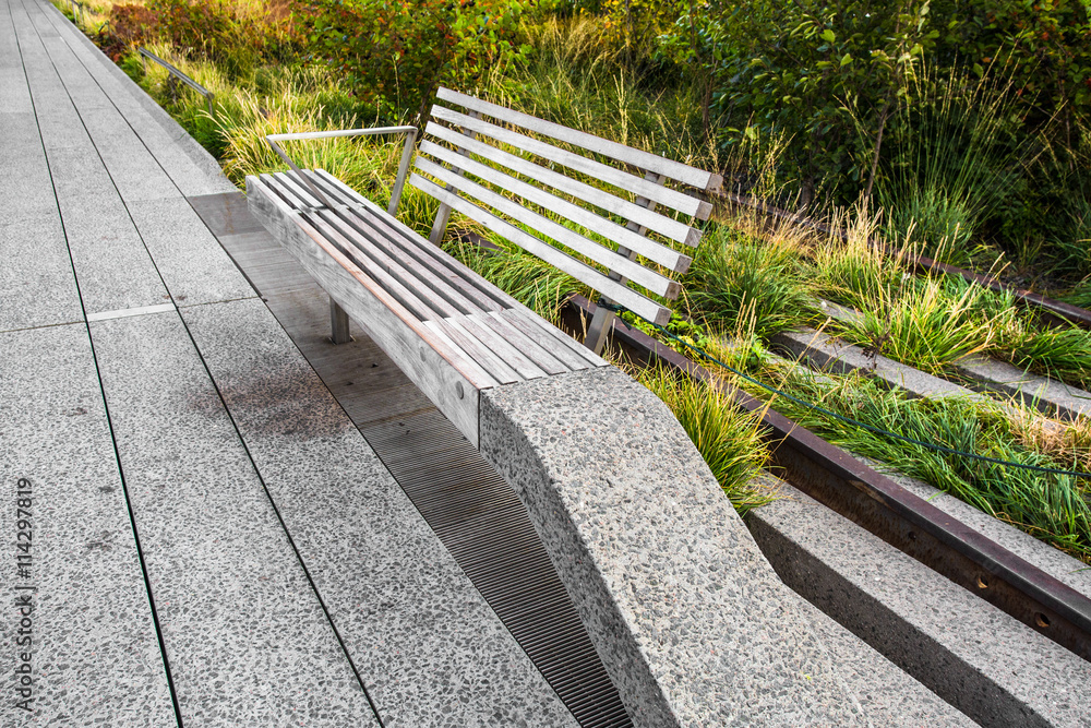 Fototapeta premium Ławka widziana wzdłuż parku High Line w Nowym Jorku