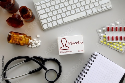 Schreibtisch mit Medikamenten und Placebo photo