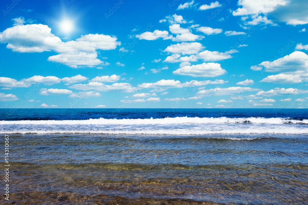 Fototapeta premium Beautiful sky and blue sea