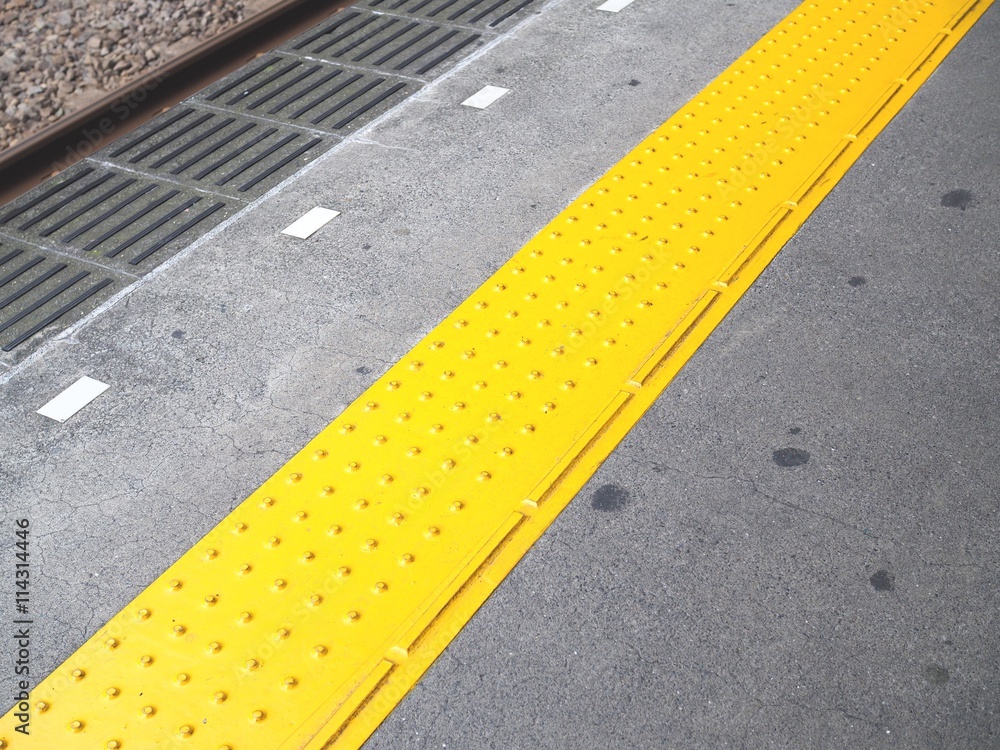 Fototapeta premium 駅の構内の点字ブロック