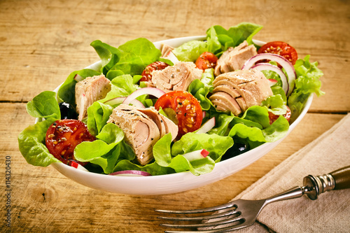 Foto Serving of fresh tuna salad