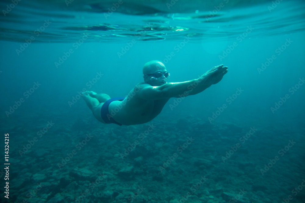 Naklejka premium man swim underwater sea