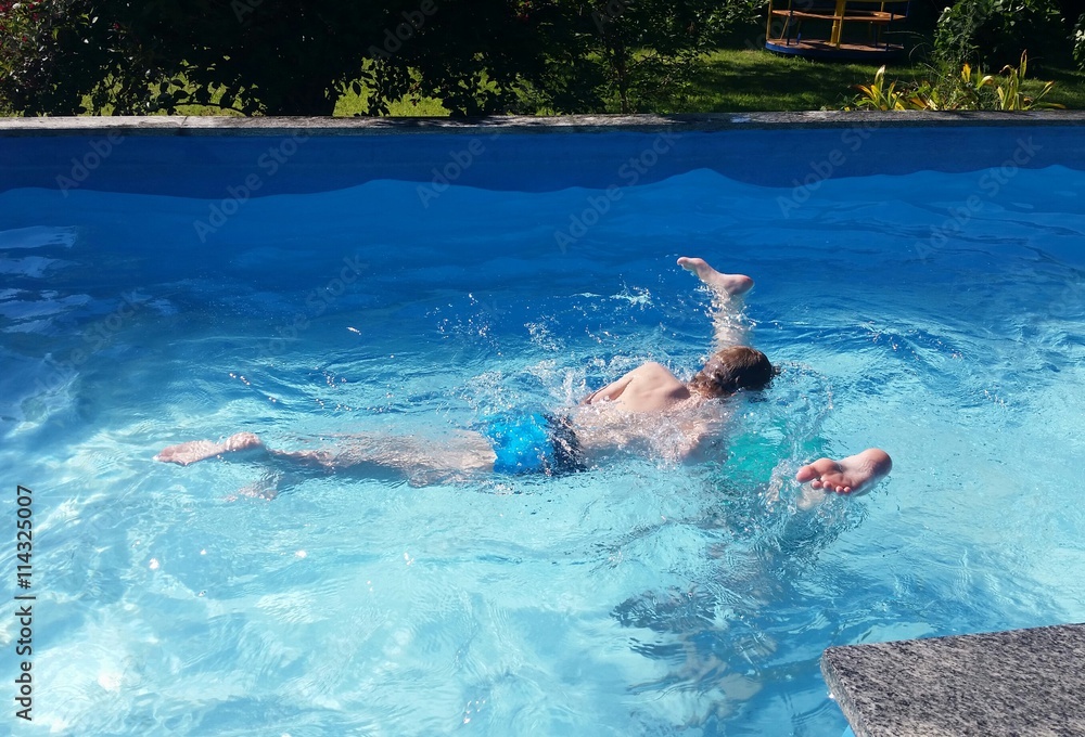 Kinder im Schwimmbad - Pool - tauchen ab   