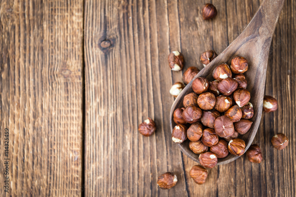 Obraz premium Heap of Hazelnuts (selective focus)