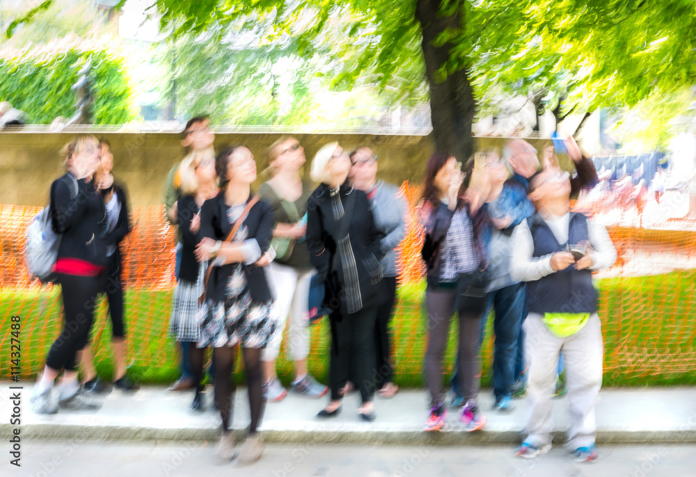 Obraz premium LONDON, UK - MAY 17, 2016: Group of tourists in the City of London. Blurred image. 