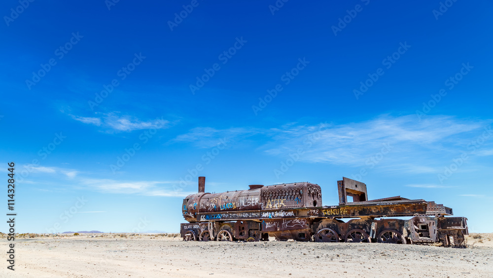 Fototapeta premium Chien et voiture jeep 4x4 desert de sel Bolivie Uyuni