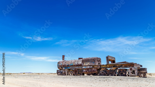 Chien et voiture jeep 4x4 desert de sel Bolivie Uyuni photo