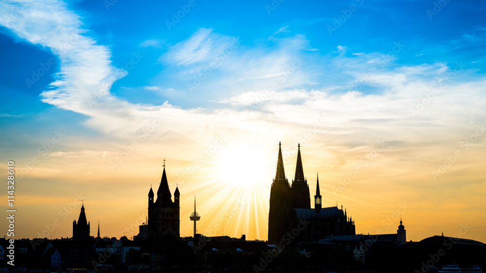 Silhouette des Kölner Doms bei Sonnenuntergang