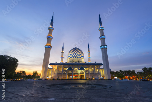 Wallpaper Mural The Shah Alam Mosque at dusk Torontodigital.ca