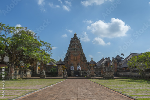 Wallpaper Mural Batuan Temple, Balinese Hindu temple in Bali, Indonesia

Image ID:444559366 Torontodigital.ca