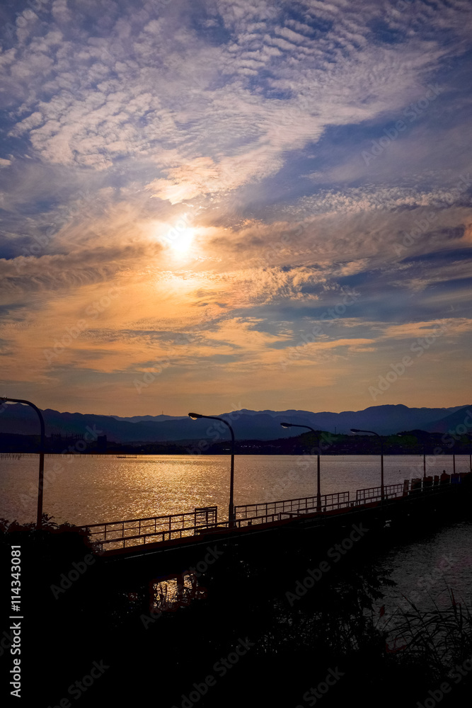 夕焼けの琵琶湖湖岸の様子 夕焼けの琵琶湖湖岸の様子