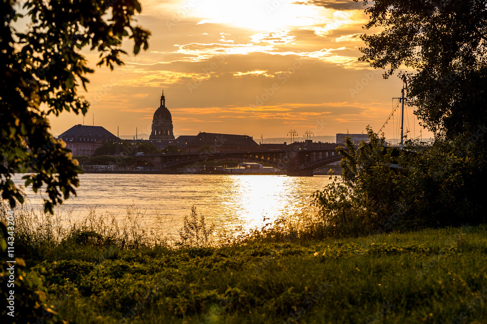 Blick auf die Theodor-Heuss-Brücke und die Christuskirche über den Rhein vom Rheinufer Mainz Kastel aus