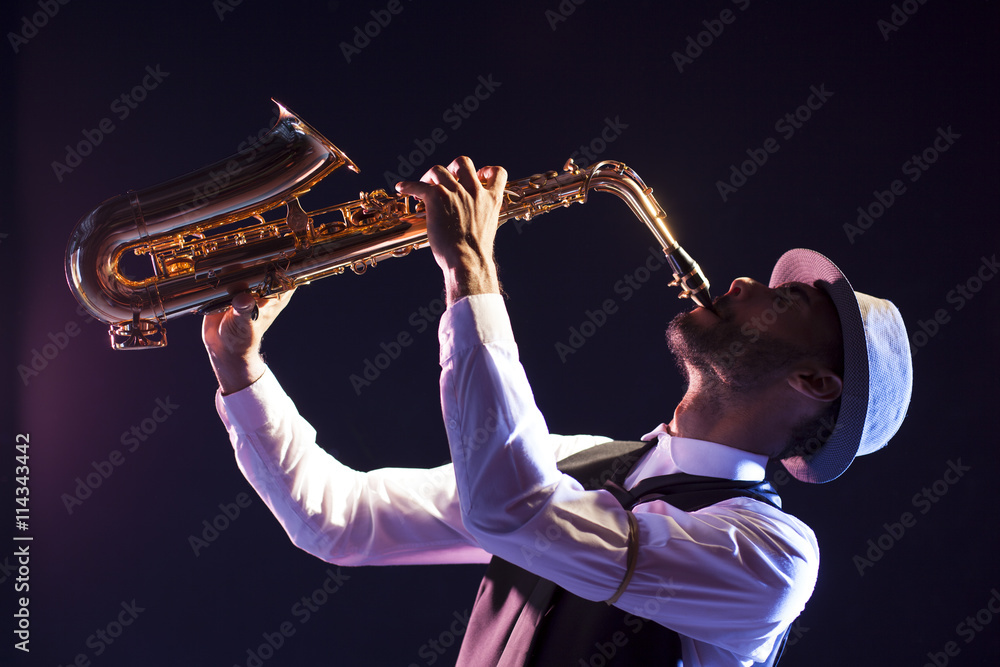 Naklejka premium Saxofonista negro. Look retro.