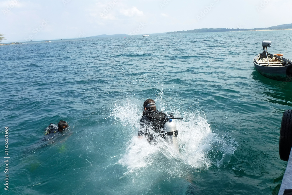Obraz premium Jump into the sea for scuba diving