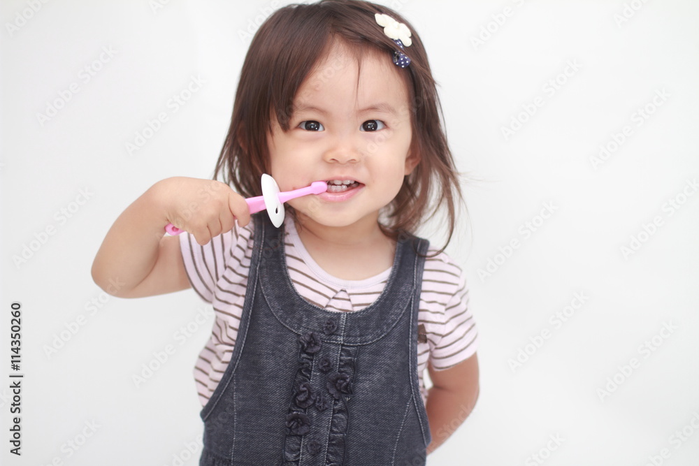 歯磨きをする幼児(1歳児)