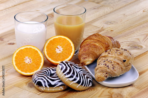 Latte , succo d'arancia , ciambelle e cornetti photo