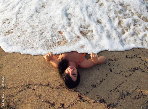 Schöne Frau beim Schaumbad am Meer  photo