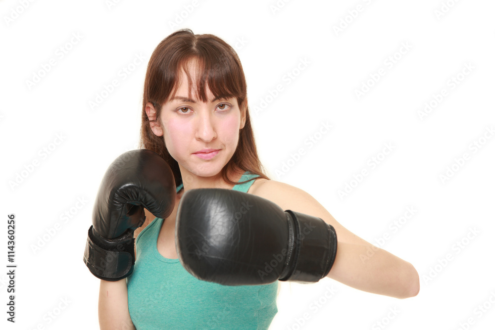 左フックを打つ女性ボクサー