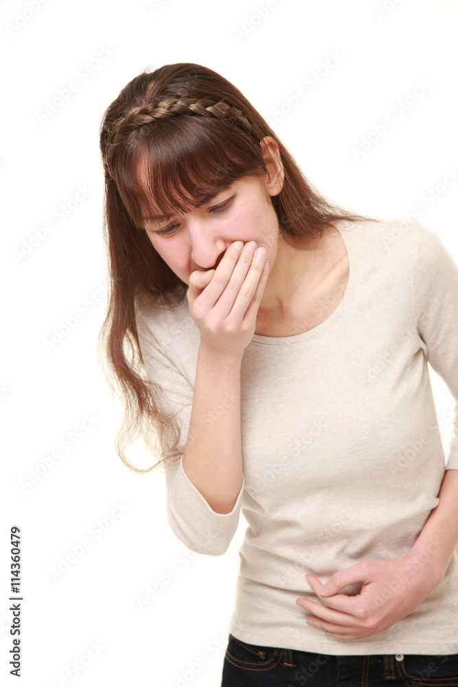 激しい胸焼けに嘔吐寸前の女性 激しい胸焼けに嘔吐寸前の女性