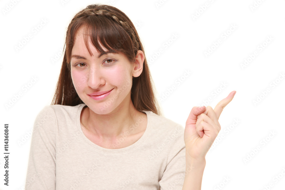 説明するアラサーの女性 説明するアラサーの女性