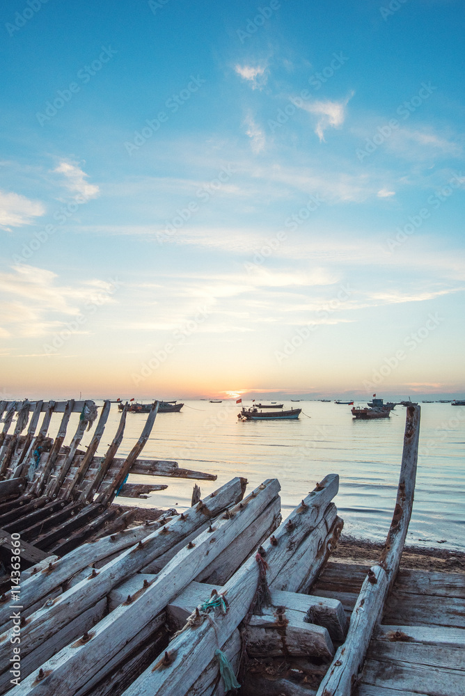 Obraz premium abandoned fishing boat at seaside -Yantai,China