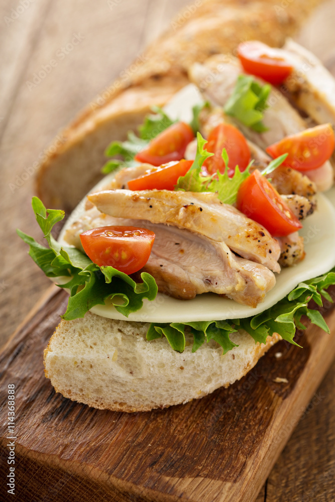 Grilled chicken sandwich with basil and tomatoes Grilled chicken sandwich with basil and tomatoes