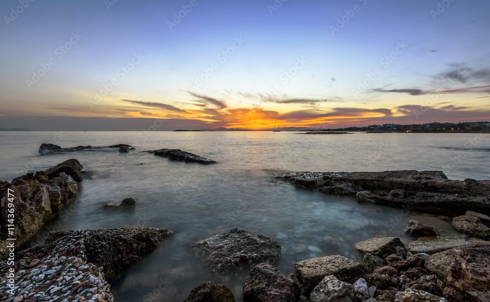 Fototapeta premium Sonnenuntergang an der Küste von Kavouri, südliches Athen
