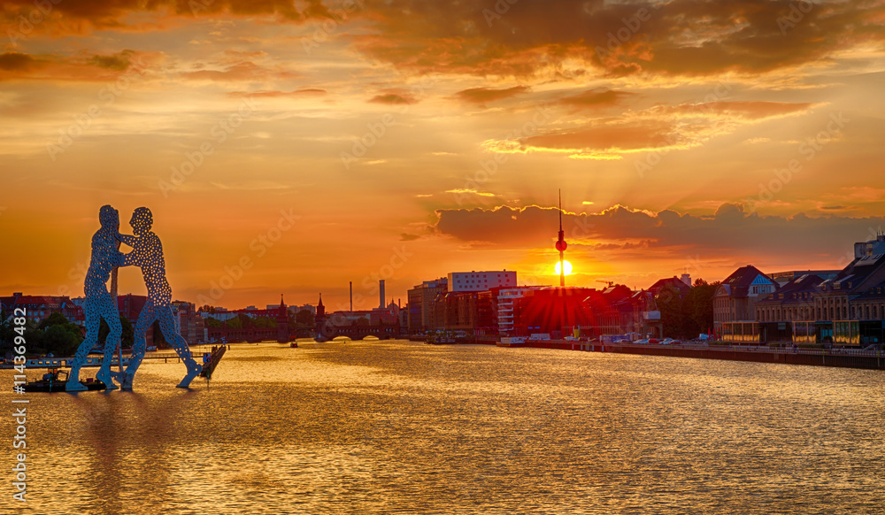 Fototapeta premium Blick von der Elsenbrücke in Berlin über die Skyline bei Sonnenuntergang