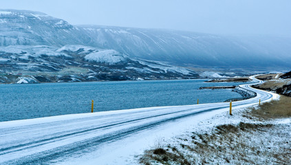 Fototapete Skandinavien gefrorene kurvenreiche Straße an den Küsten des Ozeans in Island  © RonaldoMelo