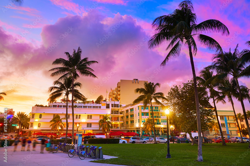 Obraz premium Zachód słońca w Miami South Beach Ocean Drive na Florydzie