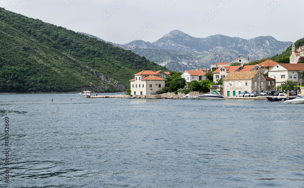 Вид на побережье с парома, Черногория.