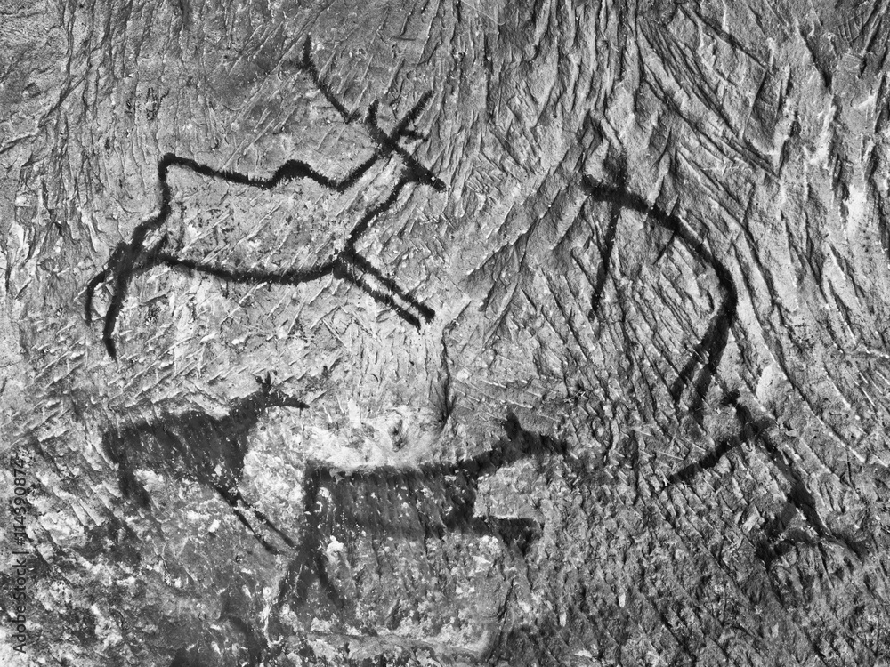 Naklejka premium Black carbon paint of human hunting on sandstone wall,