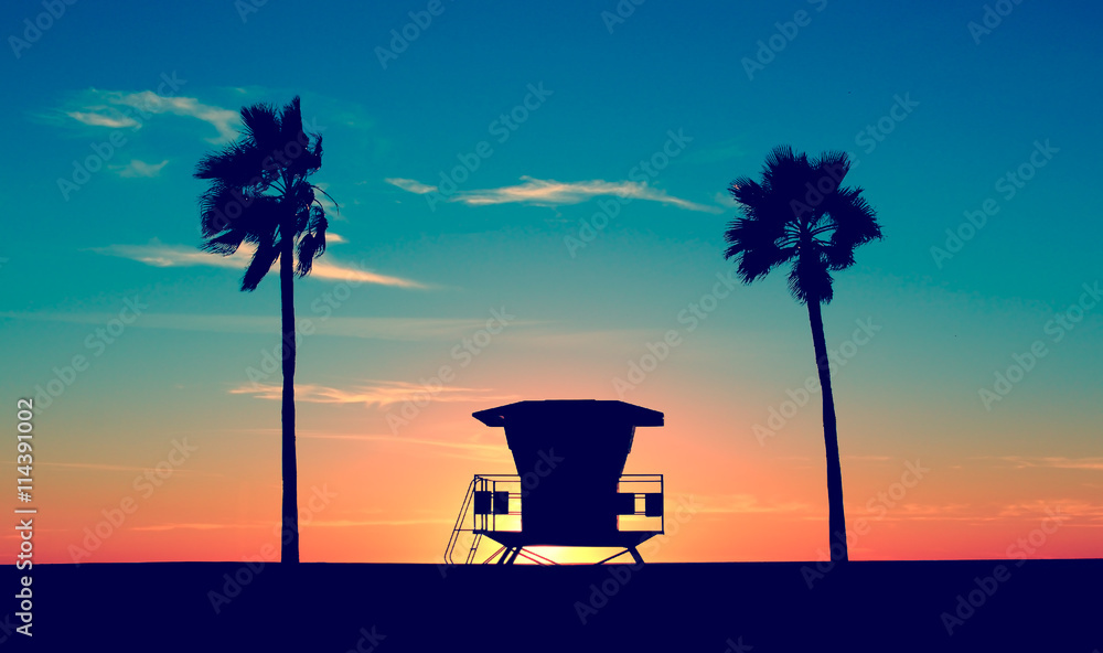 Fototapeta premium Vintage Lifeguard Tower - Vintage Lifeguard Tower na plaży o zachodzie słońca w San Diego w Kalifornii