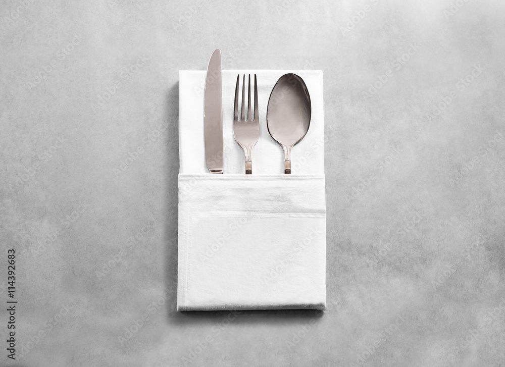 Blank white restaurant cloth napkin mockup with silver cutlery set,  isolated. Knife fork and spoon in clear textile towel mock up template.  Cafe branding identity clean napkin surface for logo design. foto