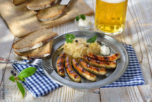 Foto Nürnberger Rostbratwürste mit Kraut und Meerrettich traditionell auf dem Zinntel